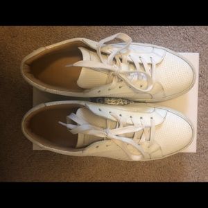 Greats women’s perforated blanco sneakers size 10